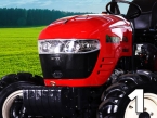Nový, kompatibilný a atraktívny dizajn s plne plechovou kapotážou traktora a s novým osvetlením