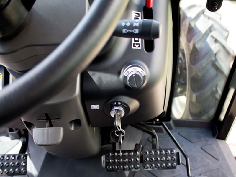 Možnosť pohodlnej aktivácie/deaktivácie pohonu kolies 4×4 počas jazdy. Prostredná pozícia (AUTO 4WD) umožňuje automatické zapínanie/ vypínanie pohonu všetkých štyroch kolies (napr. pri brzdení).